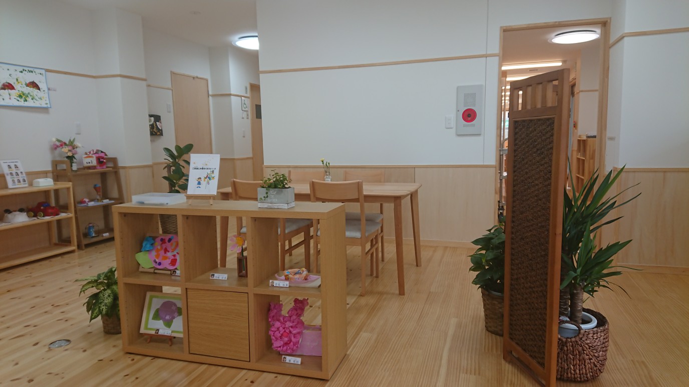 子どもたちの作品が飾られた玄関ホール