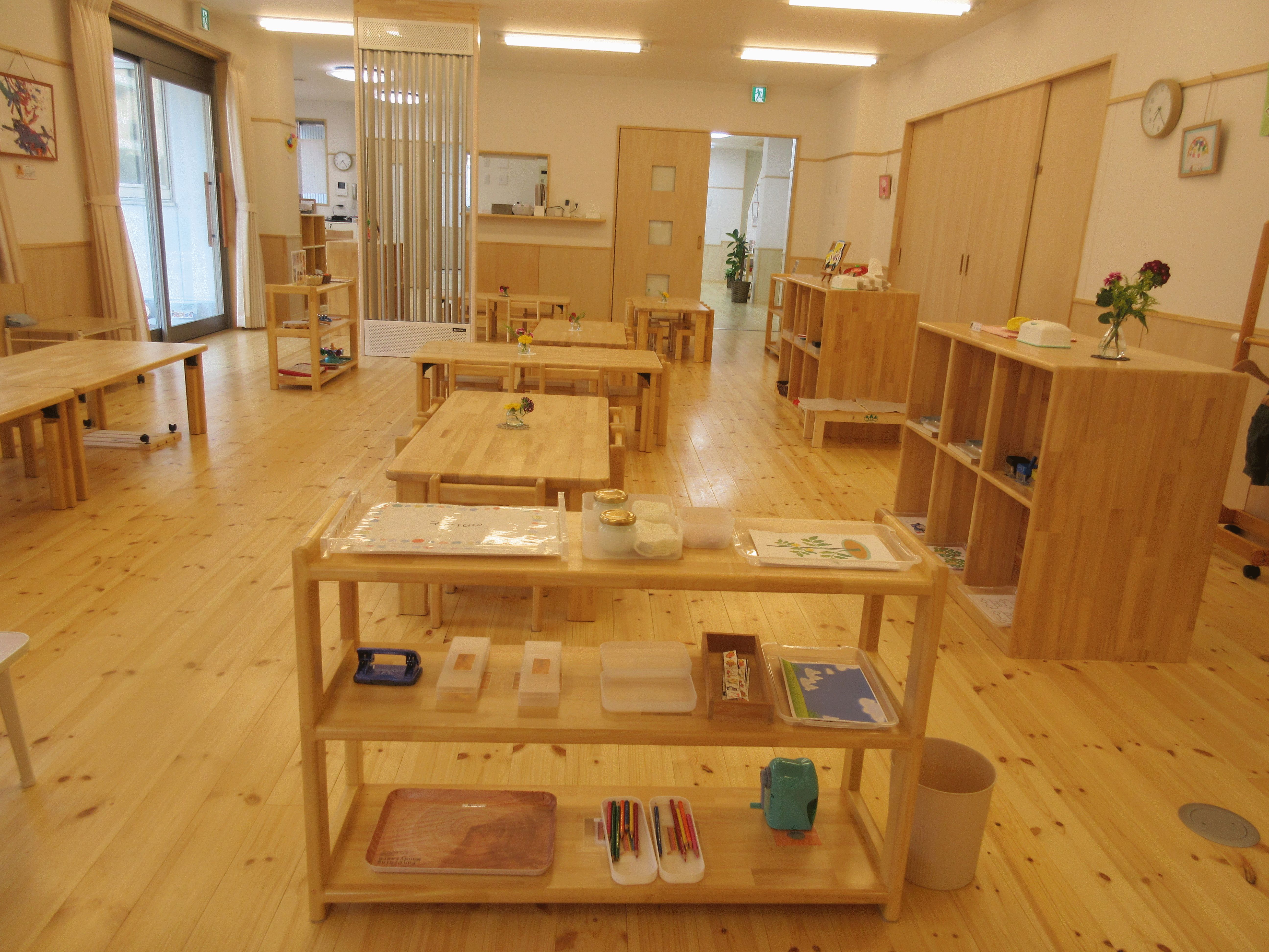 木製家具のある明るい保育室